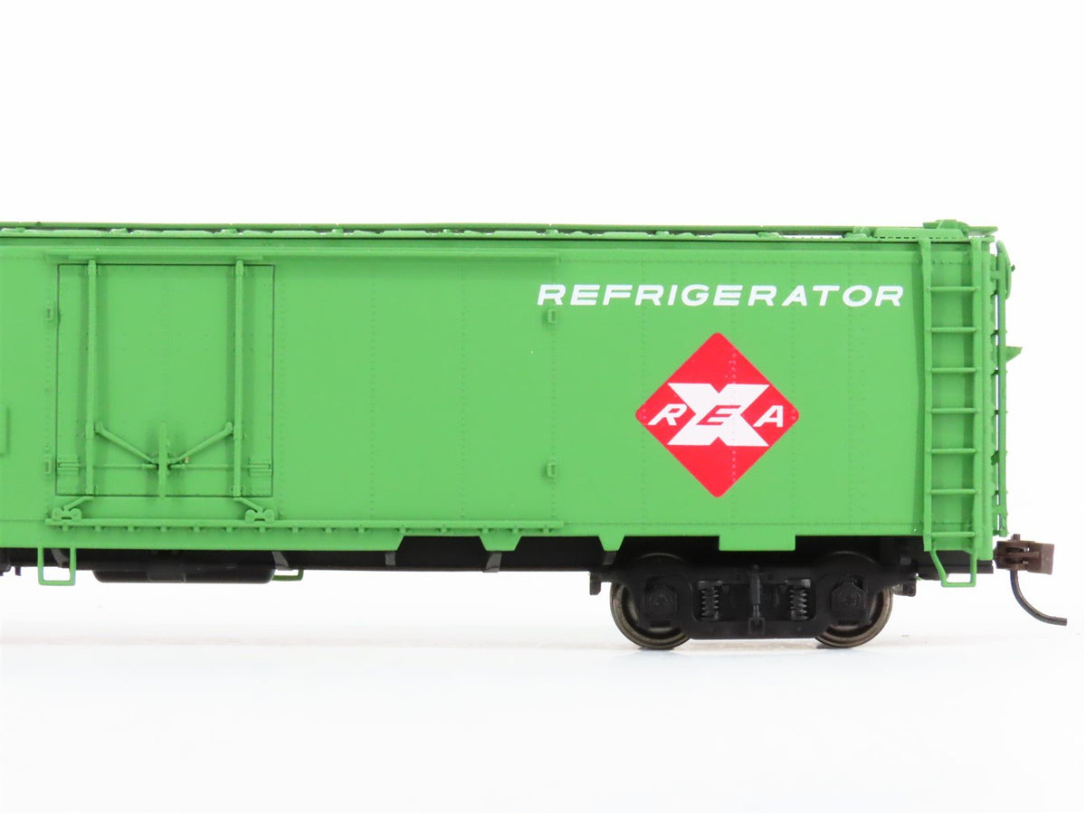 HO Scale Walthers 932-6240 Series REX REA Railway Express Agency 50&#39; Reefer 7677