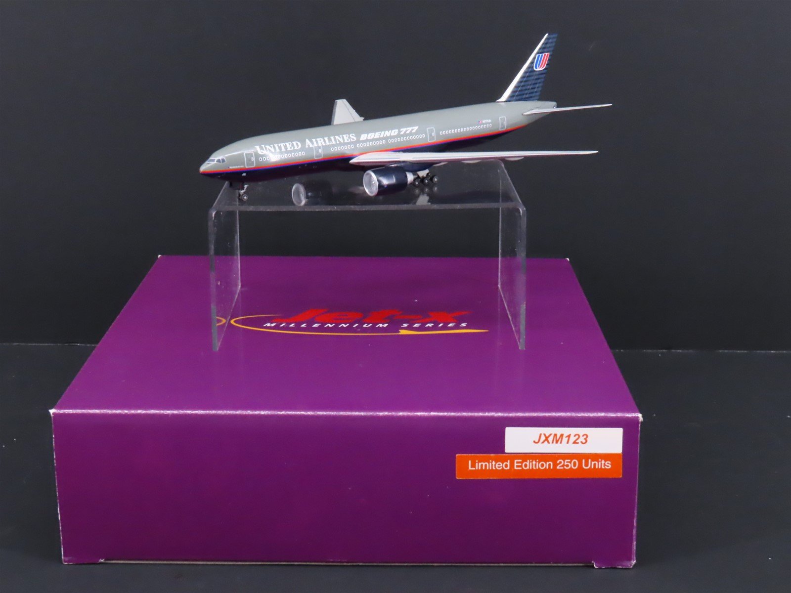 1:400 Dragon Wings JXM123 "Jet-X" United Airlines Boeing B777 Airliner w/Stand