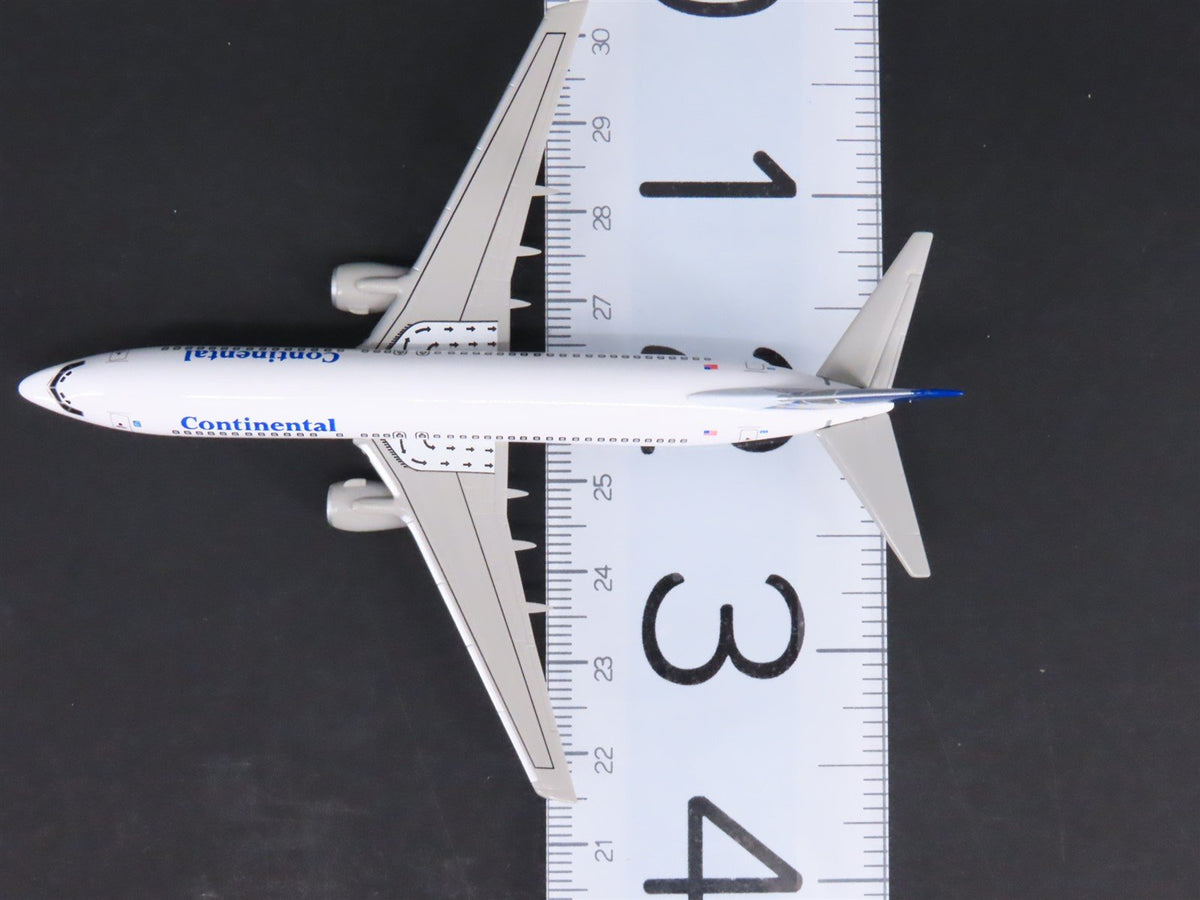 1:400 Dragon Wings 55229 Continental Airlines B737-824 Airliner w/Stand