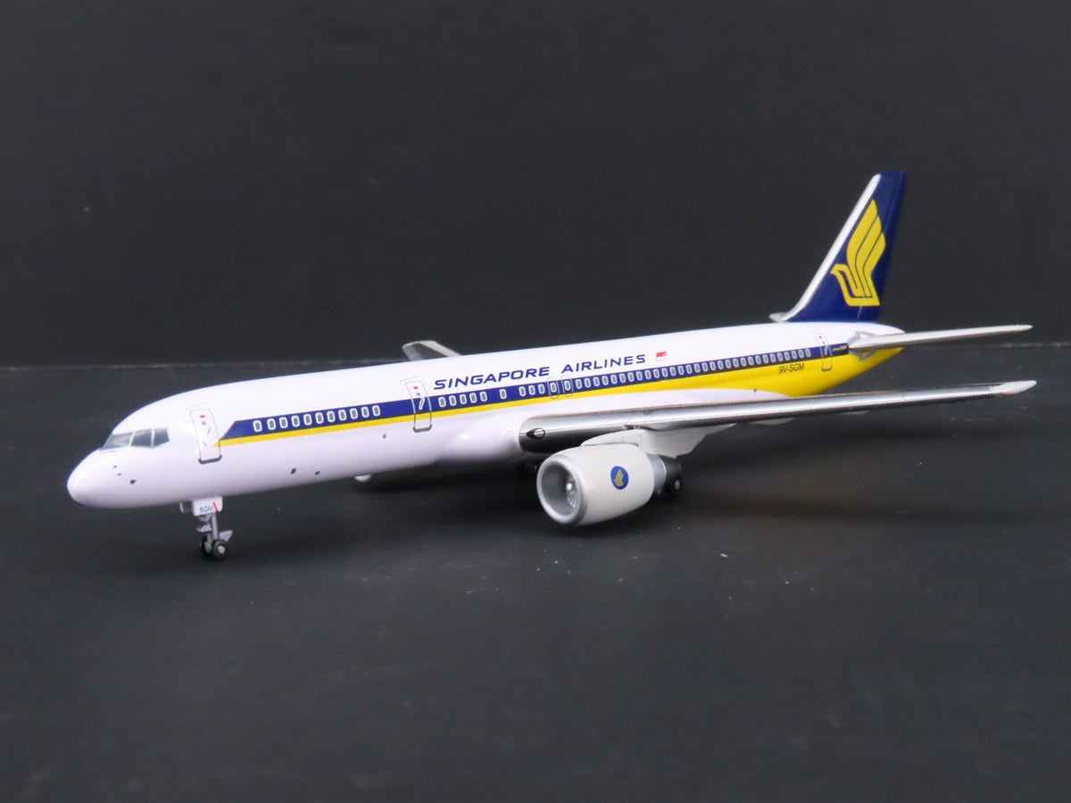 1:400 Dragon Wings 55398 Singapore Airlines B757-212 Airliner w/Stand