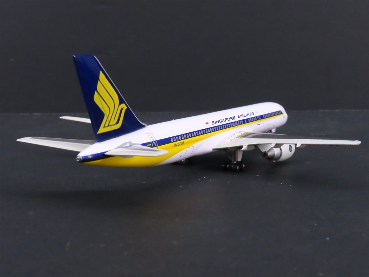 1:400 Dragon Wings 55398 Singapore Airlines B757-212 Airliner w/Stand