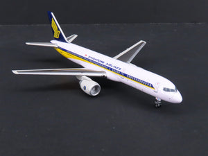 1:400 Dragon Wings 55398 Singapore Airlines B757-212 Airliner w/Stand