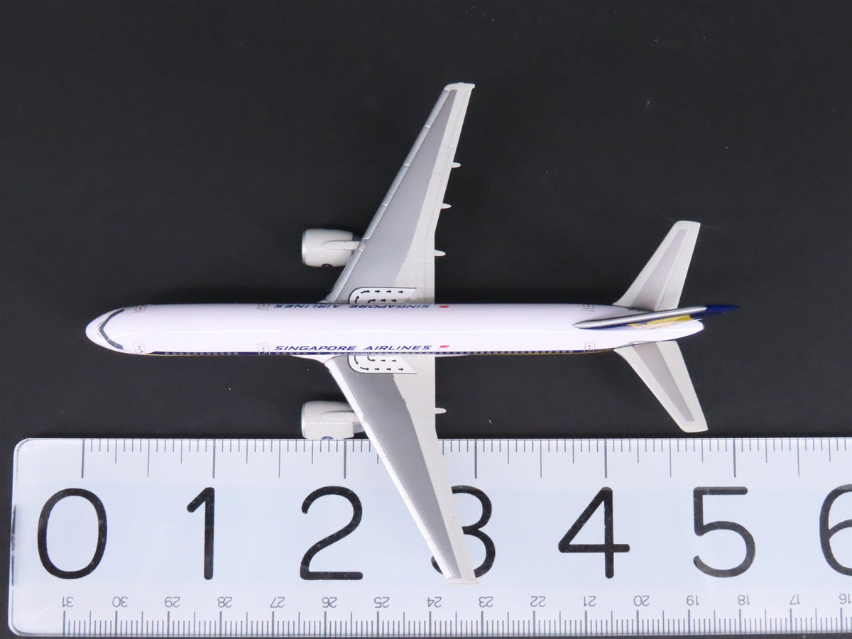 1:400 Dragon Wings 55398 Singapore Airlines B757-212 Airliner w/Stand