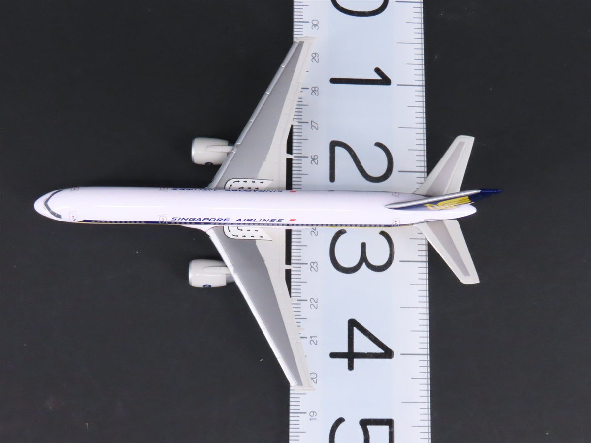 1:400 Dragon Wings 55398 Singapore Airlines B757-212 Airliner w/Stand