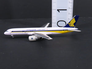 1:400 Dragon Wings 55398 Singapore Airlines B757-212 Airliner w/Stand