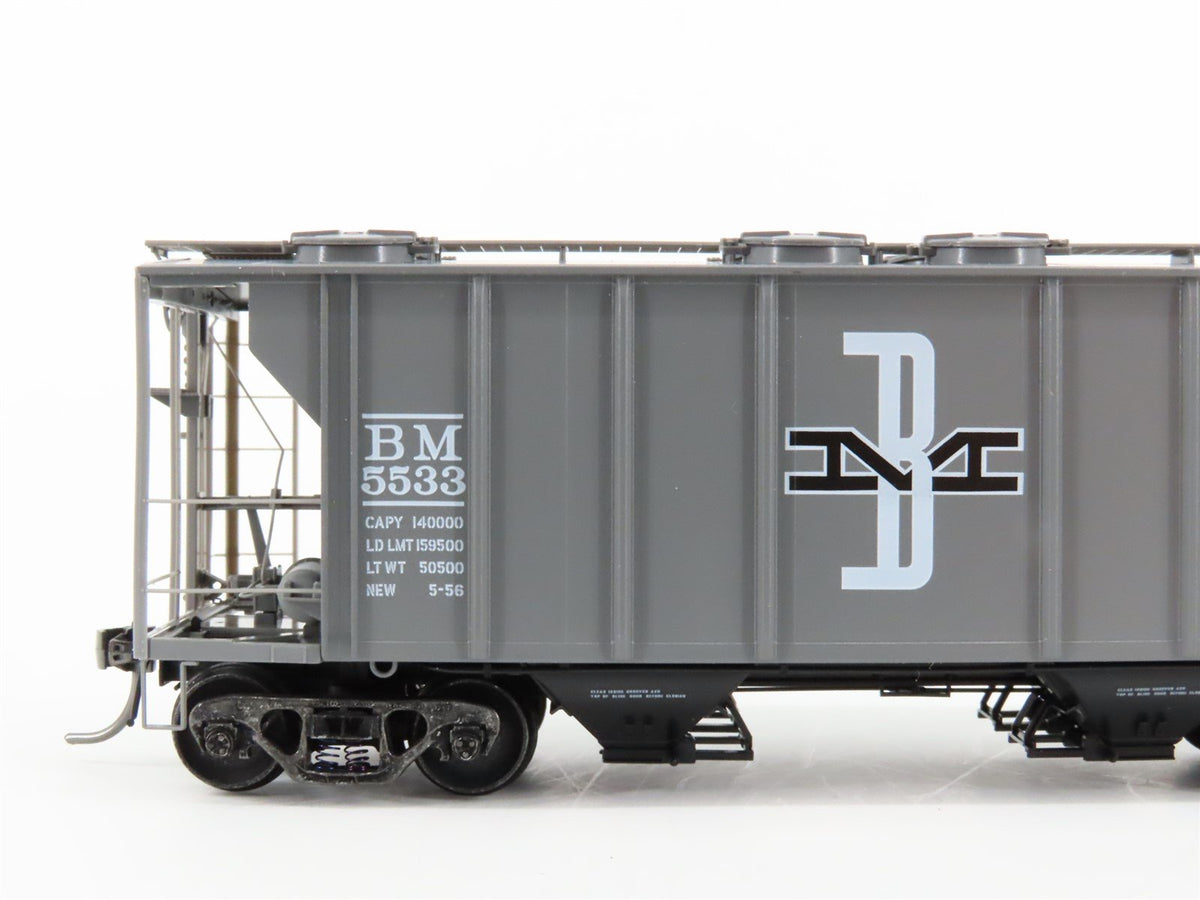 HO Scale Kadee 8331 BM Boston &amp; Maine Railroad 2-Bay Covered Hopper #5533