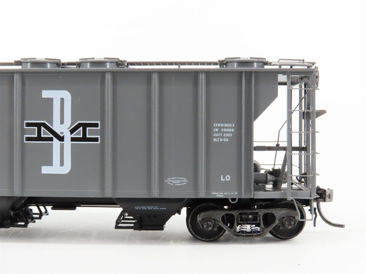 HO Scale Kadee 8330 BM Boston &amp; Maine Railroad 2-Bay Covered Hopper #5526