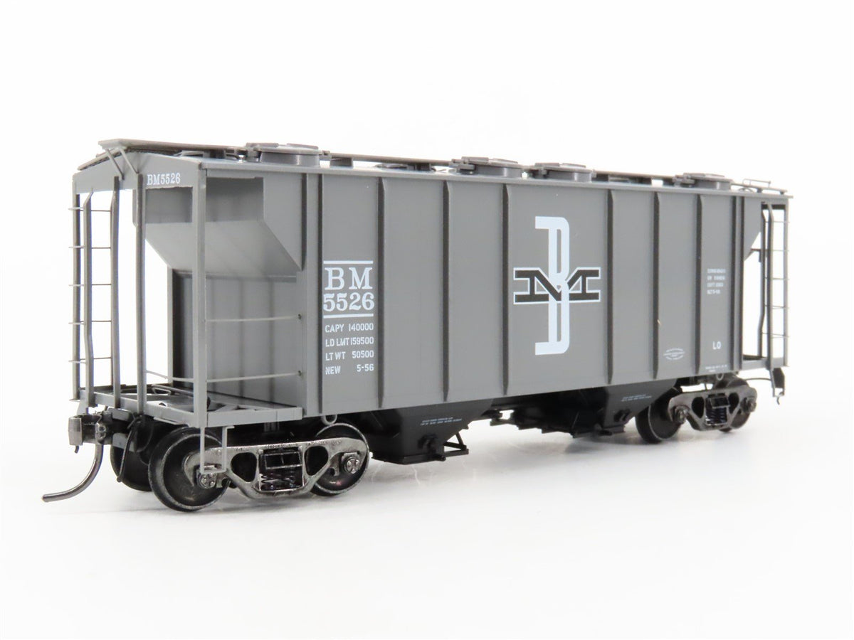 HO Scale Kadee 8330 BM Boston &amp; Maine Railroad 2-Bay Covered Hopper #5526