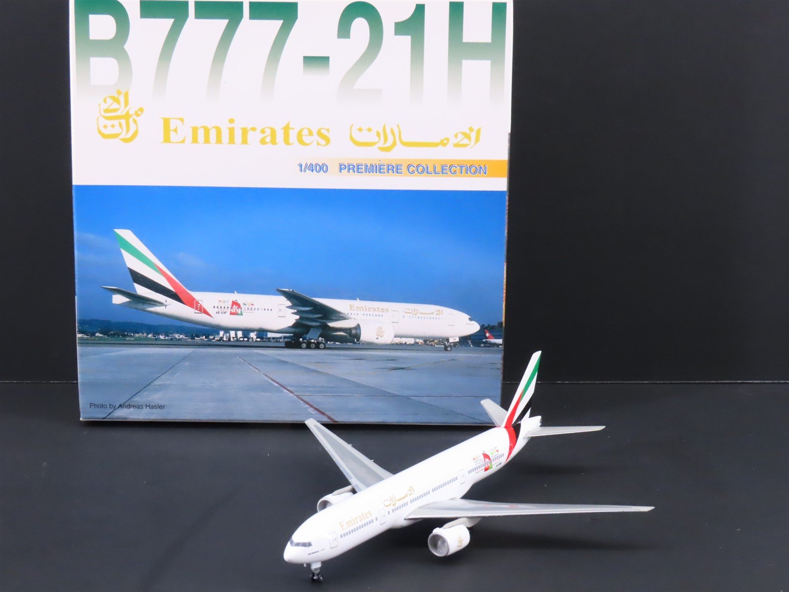 1:400 Dragon Wings 55113 Emirates "Dubai Shopping" Boeing B777-21H w/ Stand