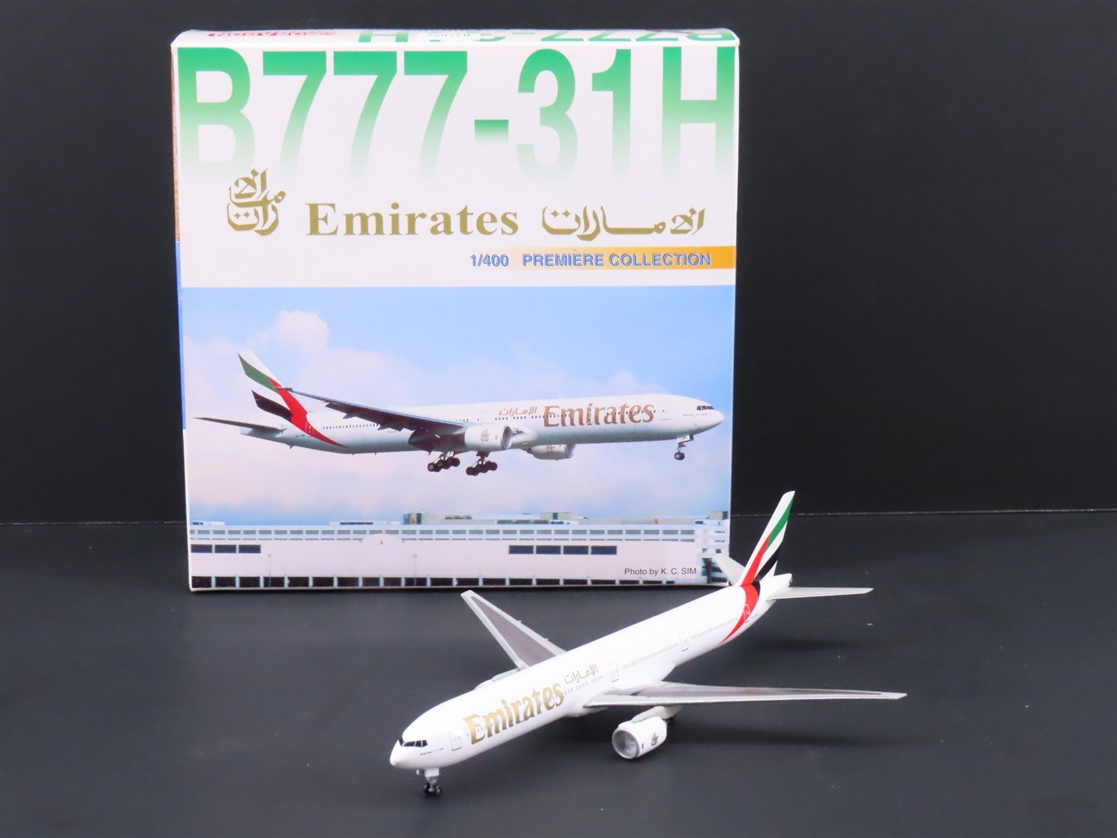 1:400 Dragon Wings 55192 Die-Cast Emirates Boeing B777-31H Airliner wStand