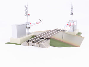 O Gauge Lionel 6-12062 Grade Crossing w/ Gates and Flashers Track Piece