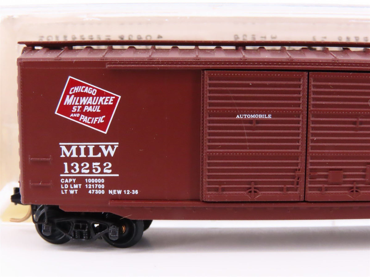 N Scale Kadee Micro-Trains MTL 34140 MILW Milwaukee Road 50&#39; Box Car #13252