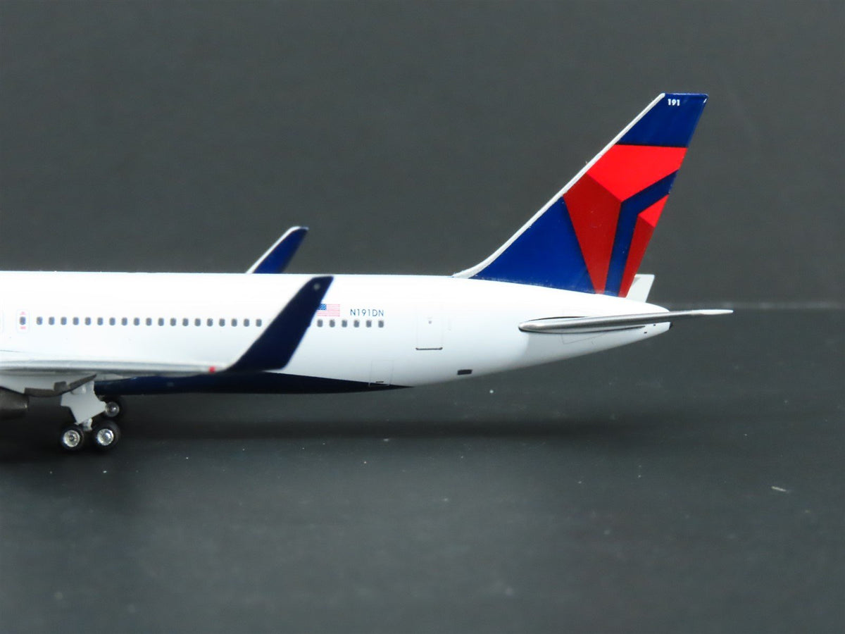 1:400 Scale GeminiJets GJDAL984 Delta Air Lines Boeing 767-300EA Airliner