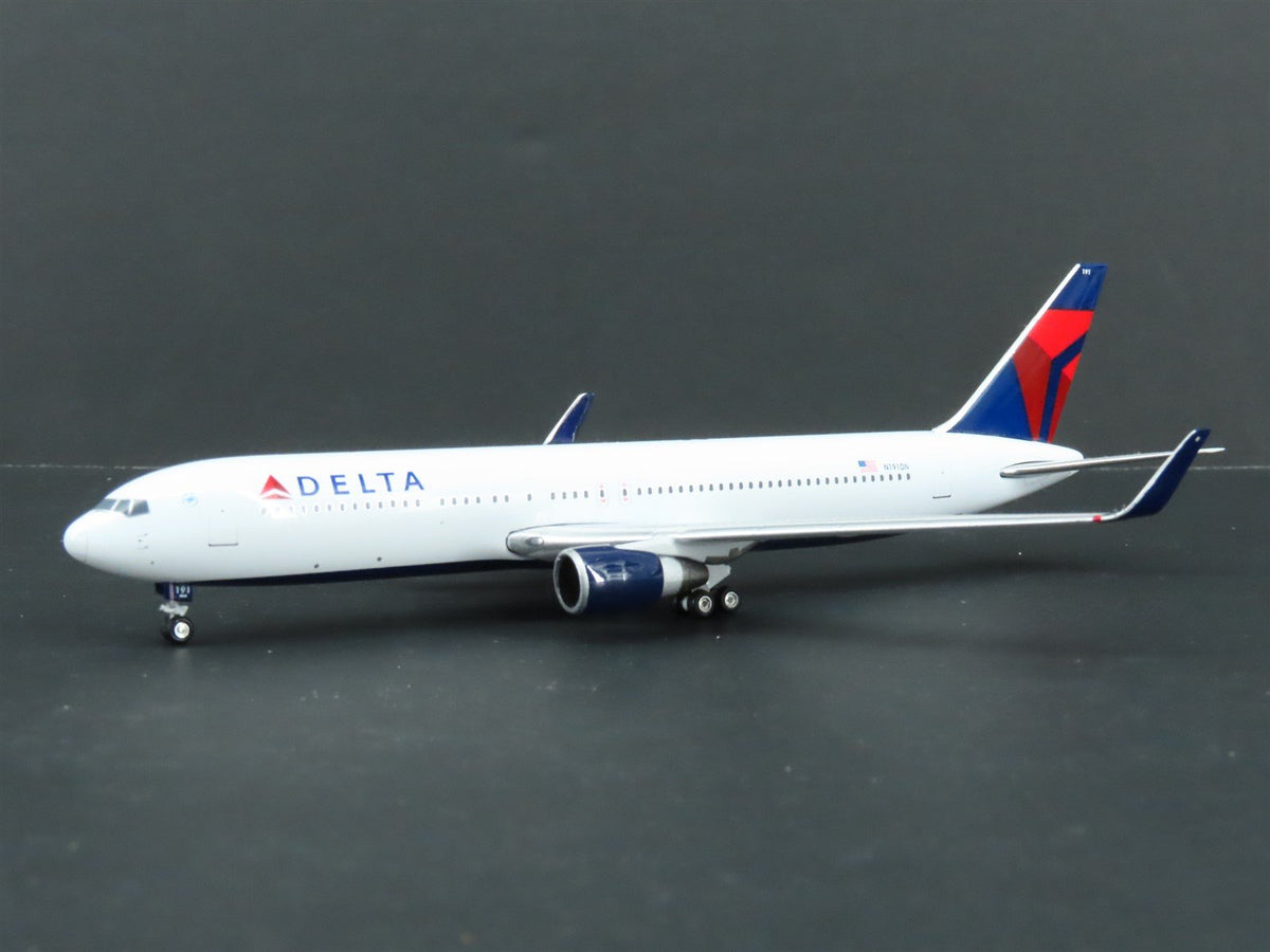 1:400 Scale GeminiJets GJDAL984 Delta Air Lines Boeing 767-300EA Airliner