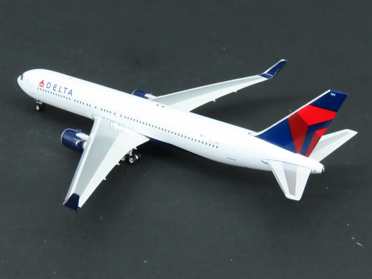 1:400 Scale GeminiJets GJDAL984 Delta Air Lines Boeing 767-300EA Airliner