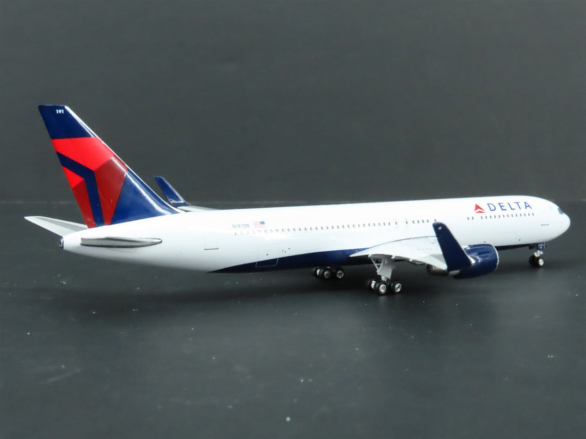 1:400 Scale GeminiJets GJDAL984 Delta Air Lines Boeing 767-300EA Airliner