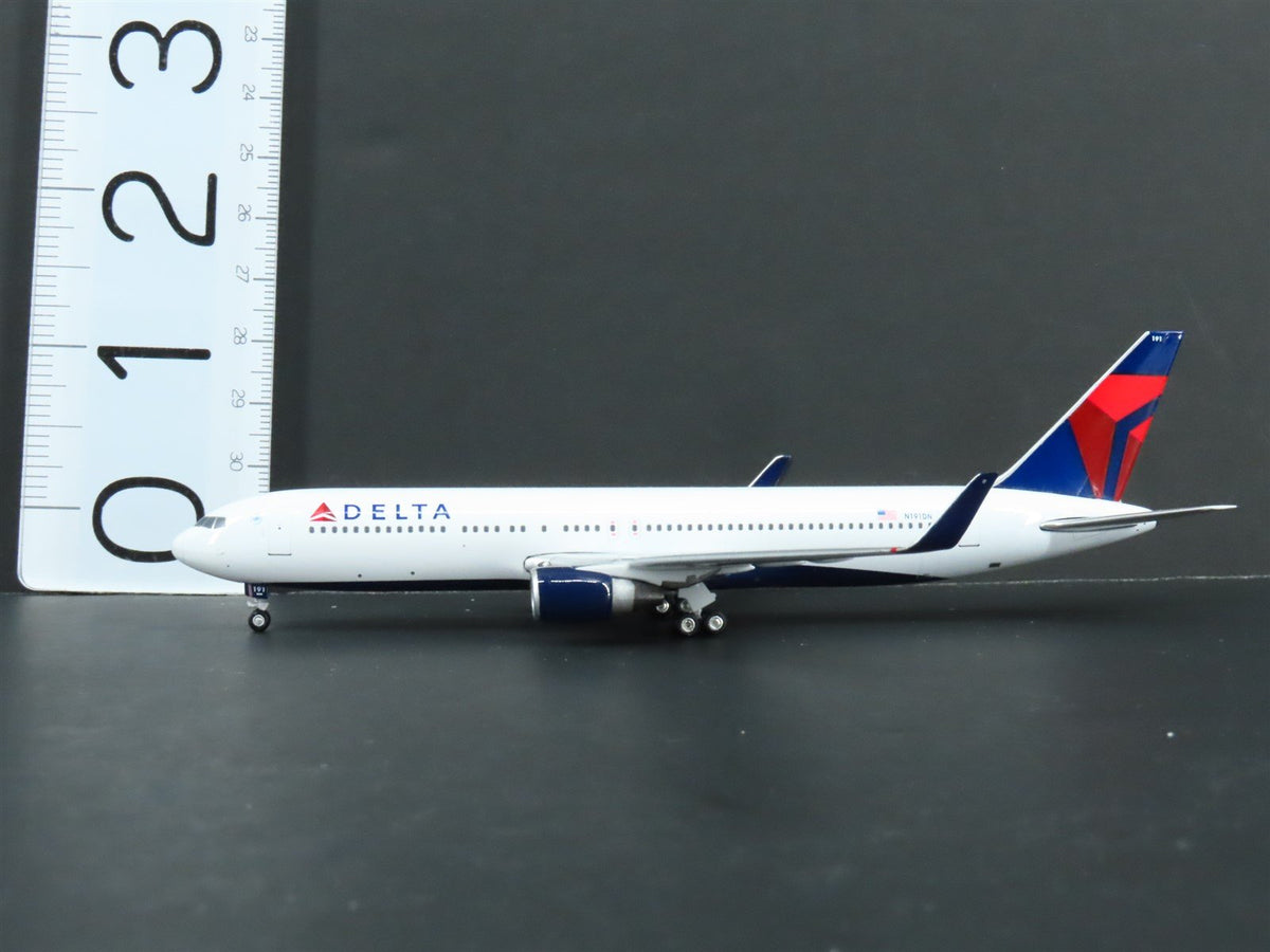 1:400 Scale GeminiJets GJDAL984 Delta Air Lines Boeing 767-300EA Airliner