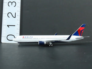 1:400 Scale GeminiJets GJDAL984 Delta Air Lines Boeing 767-300EA Airliner