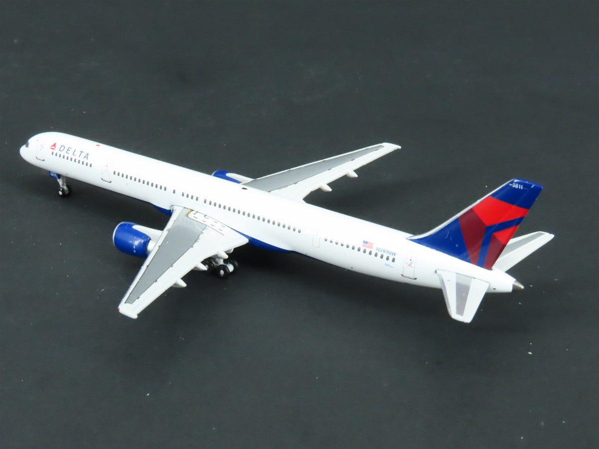 1:400 Scale GeminiJets GJDAL990 Delta Air Lines Boeing 757-300 Airliner