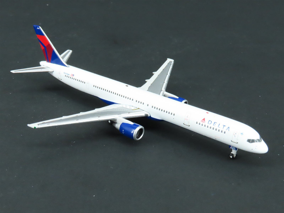 1:400 Scale GeminiJets GJDAL990 Delta Air Lines Boeing 757-300 Airliner