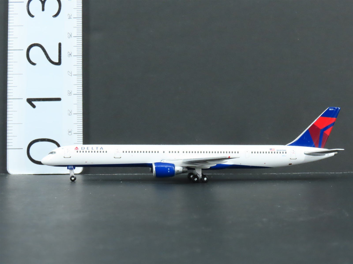 1:400 Scale GeminiJets GJDAL990 Delta Air Lines Boeing 757-300 Airliner
