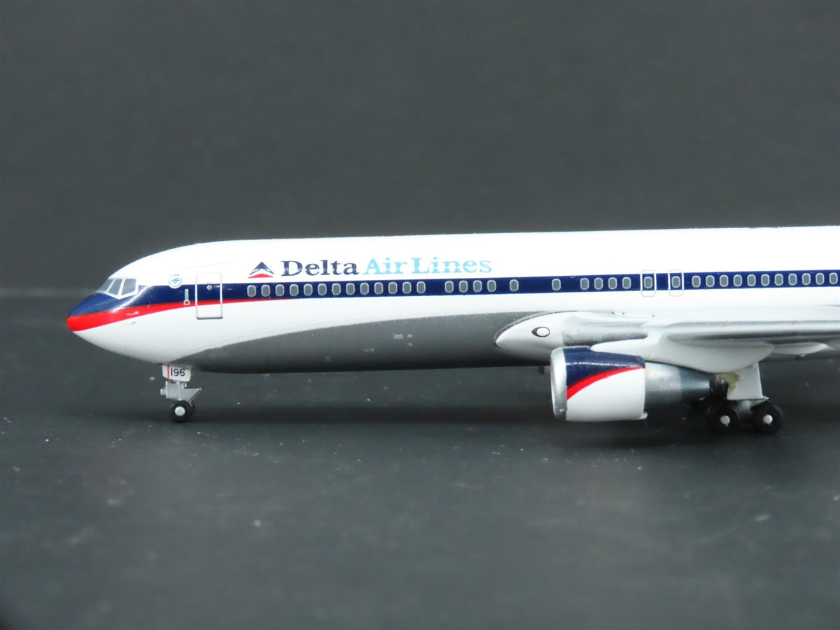 1:400 Scale GeminiJets GJDAL446 Delta Air Lines Boeing 767-300 Airliner