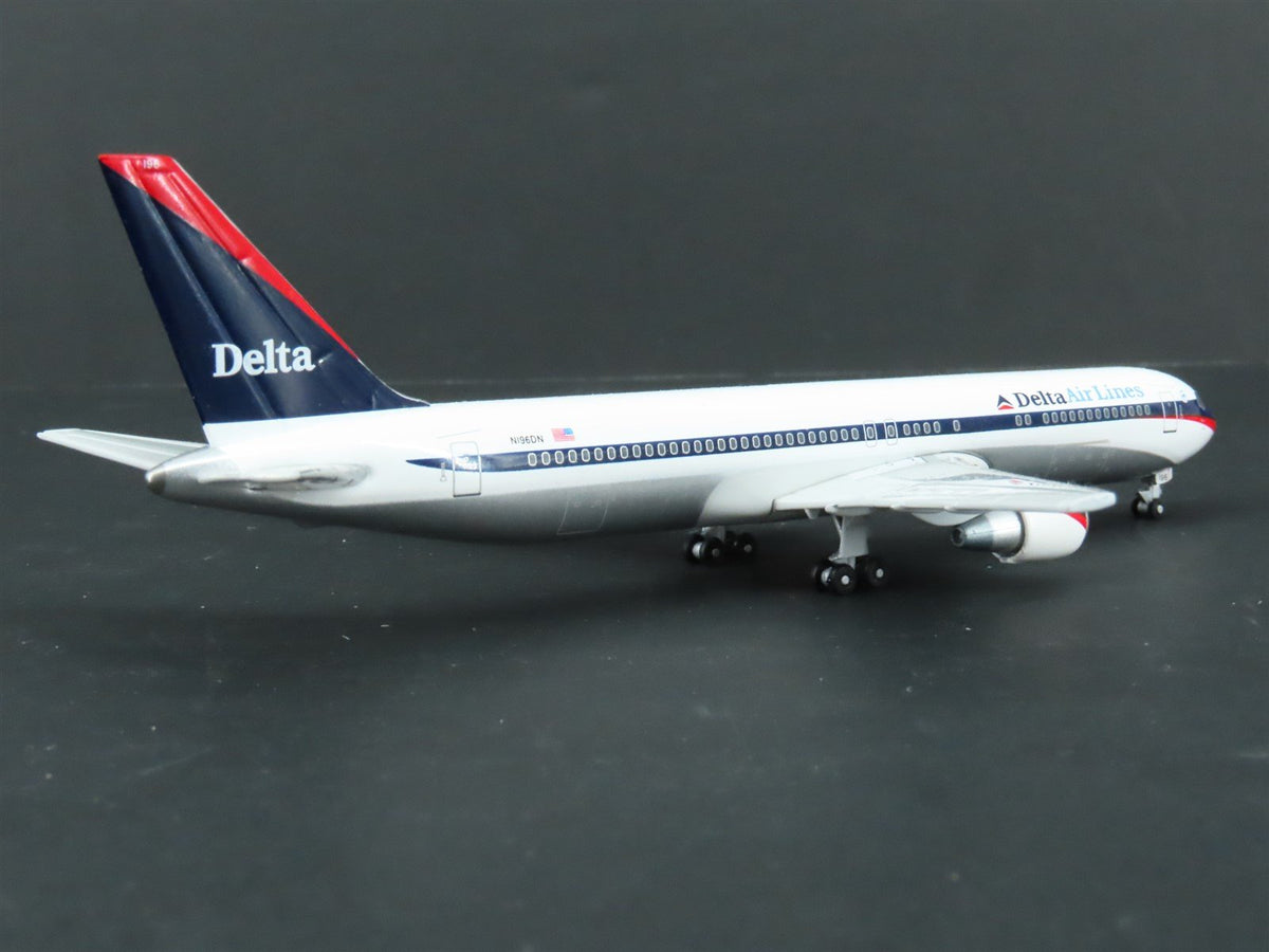 1:400 Scale GeminiJets GJDAL446 Delta Air Lines Boeing 767-300 Airliner