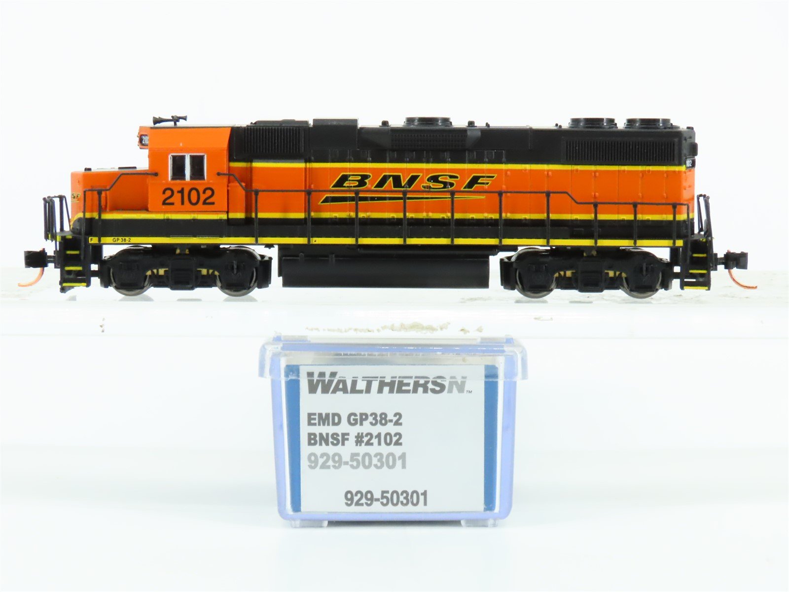 N Scale Walthers 929-50301 BNSF Railway GP38-2 Diesel #2102 - DCC Ready