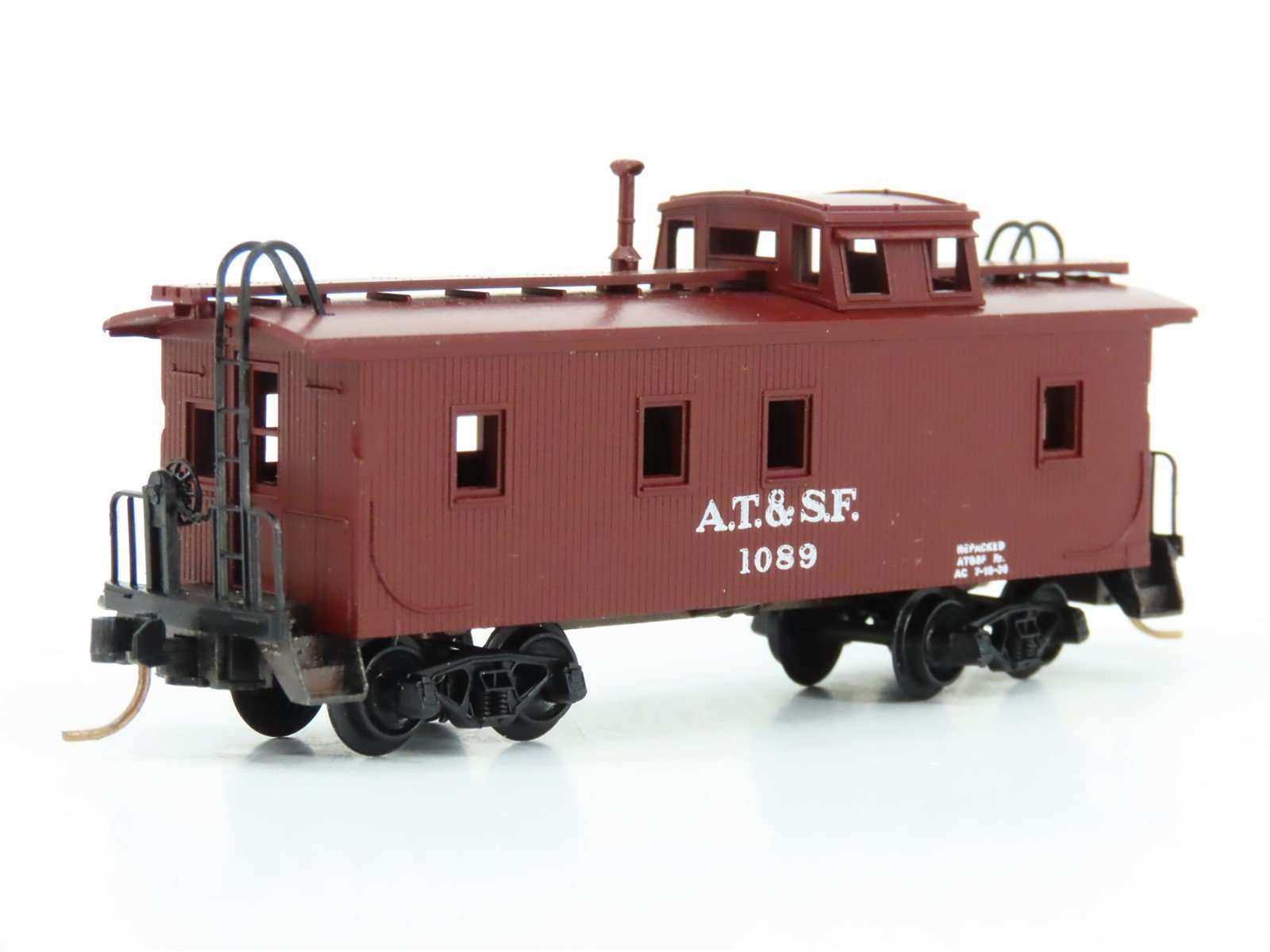N Kadee Micro-Trains MTL 50040 ATSF Santa Fe 34' Wood Sheathed Caboose #1089