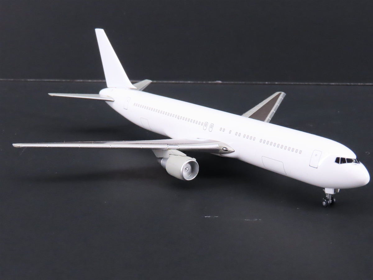 1:400 Dragon Wings 57006 Die-Cast All White Series Boeing B767-300 Aircraft