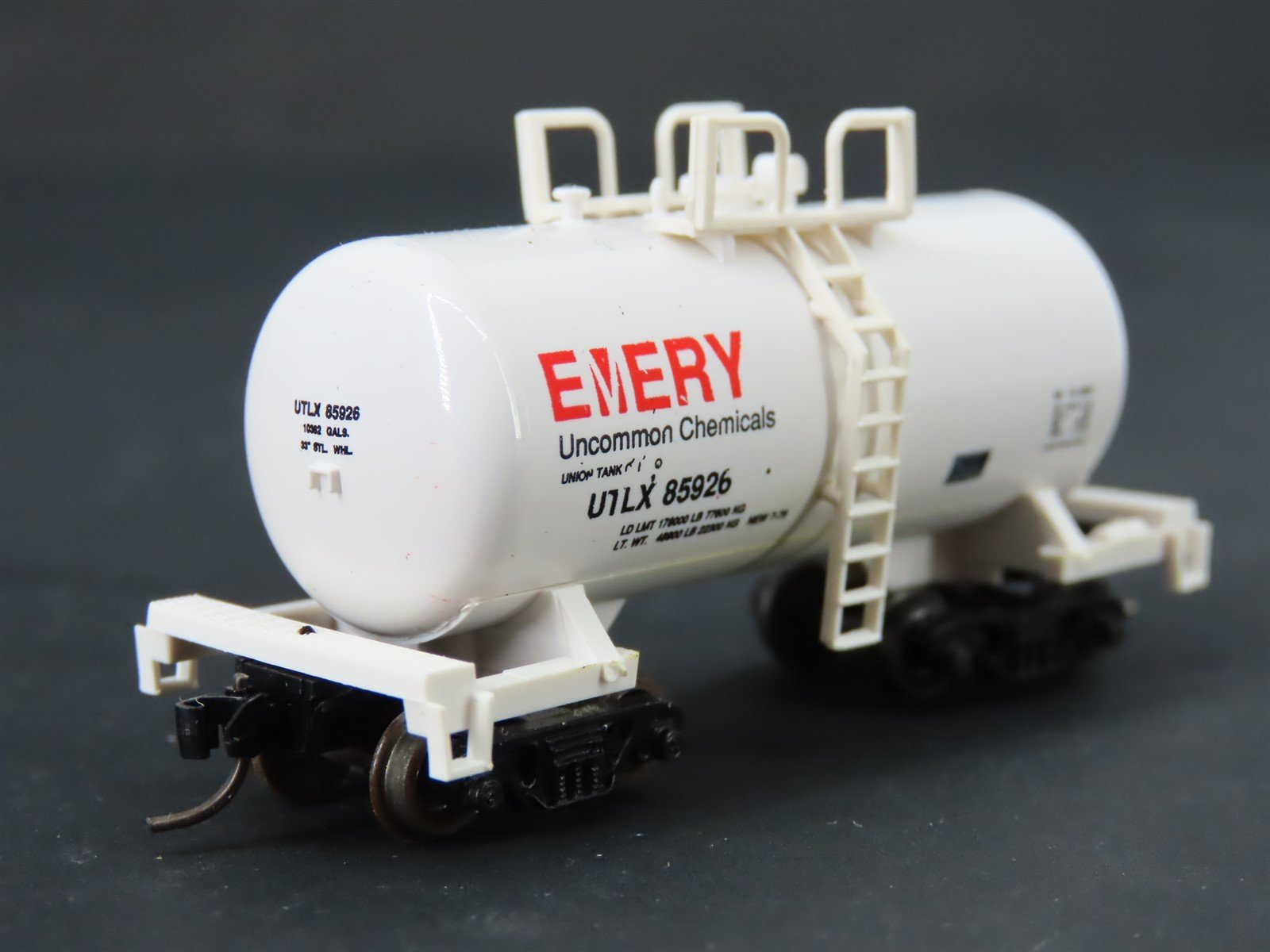 N Scale Roundhouse 8466 UTLX Emery 30' Modern Tankcar #85926