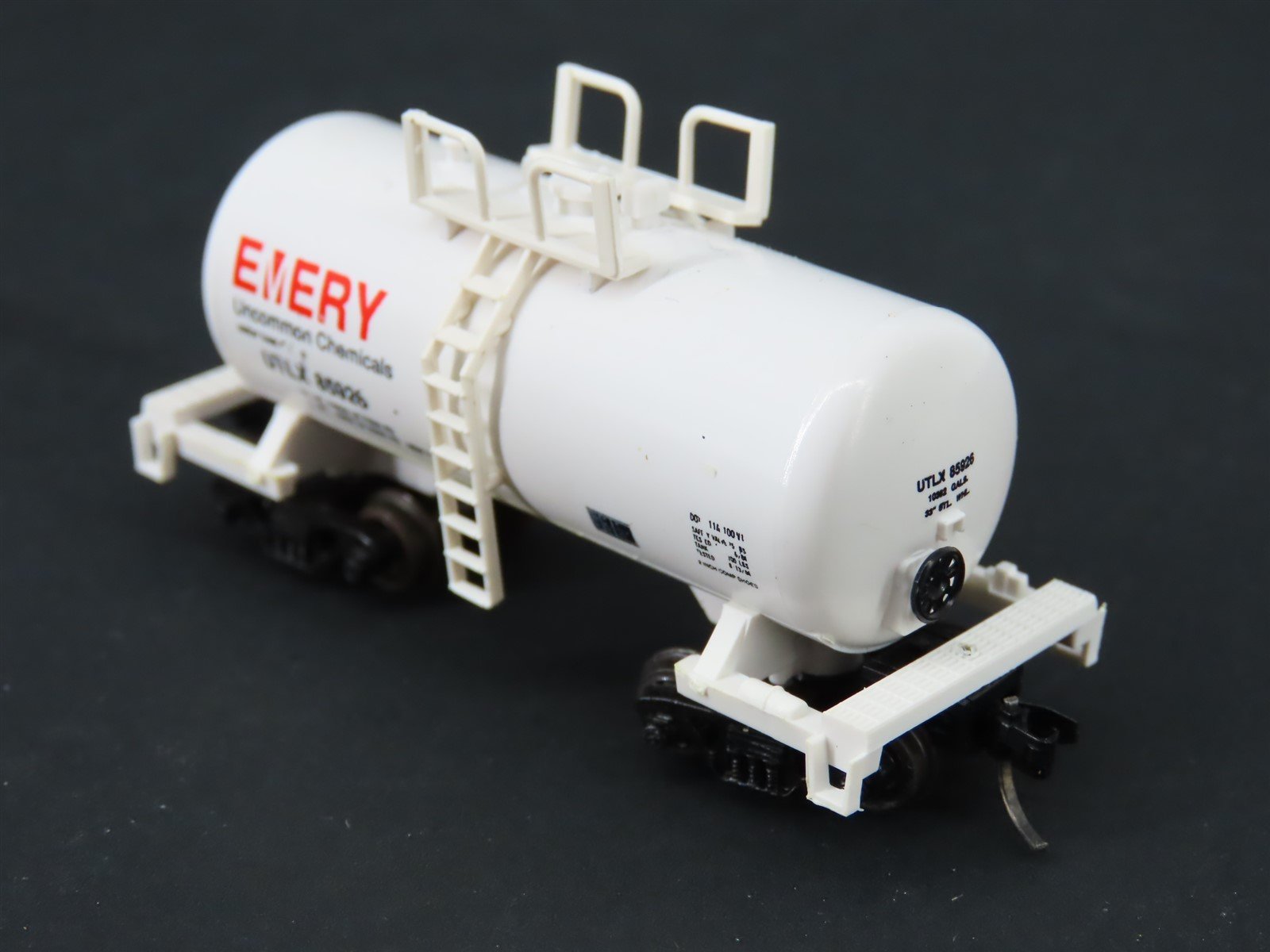 N Scale Roundhouse 8466 UTLX Emery 30' Modern Tankcar #85926