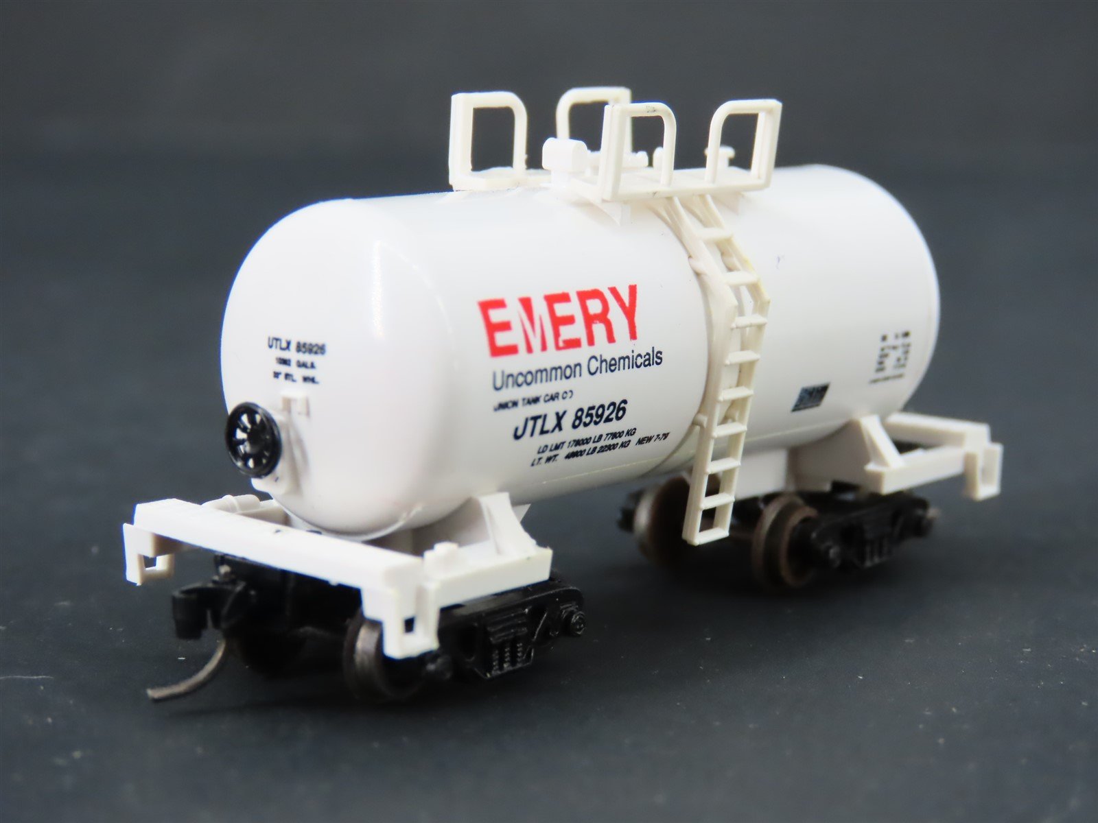 N Scale Roundhouse 8466 UTLX Emery 30' Modern Tankcar #85926