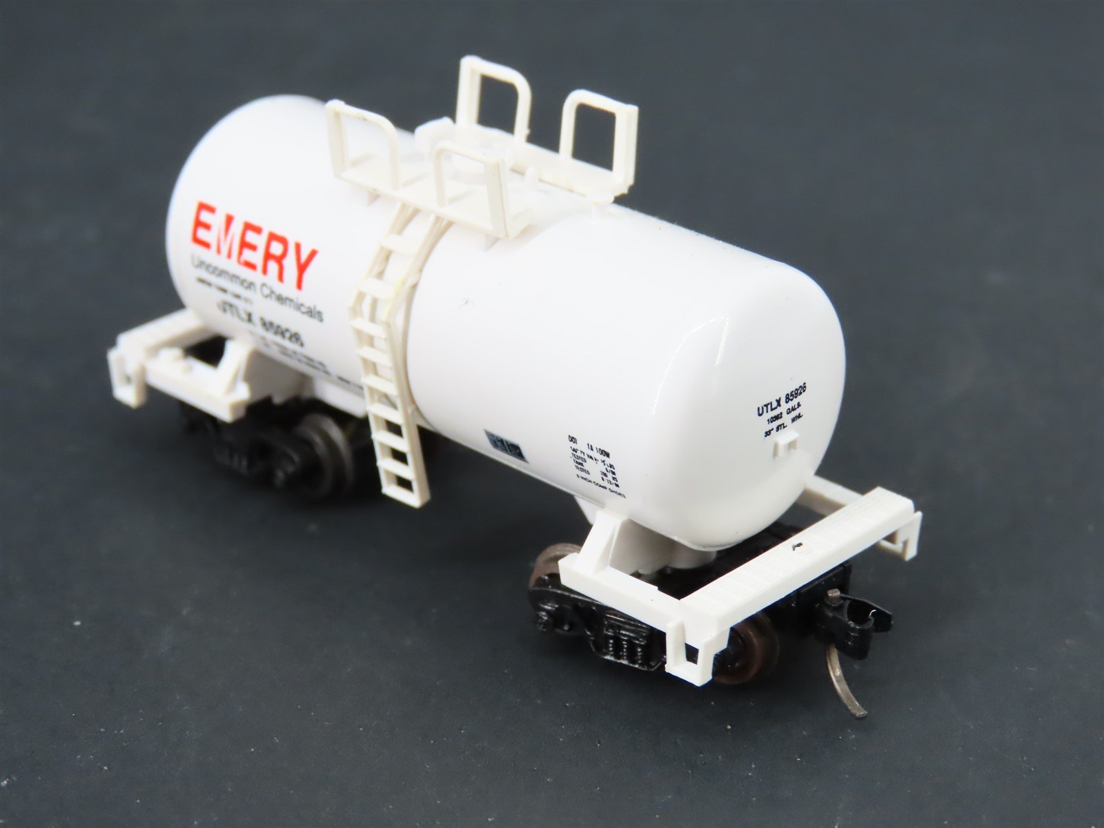 N Scale Roundhouse 8466 UTLX Emery 30' Modern Tankcar #85926