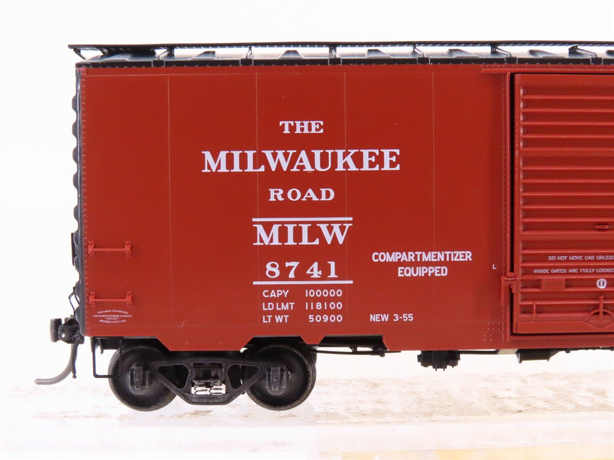 HO Scale Kadee 4908 MILW Route of the Hiawathas 40&#39; Single Door Box Car #8741