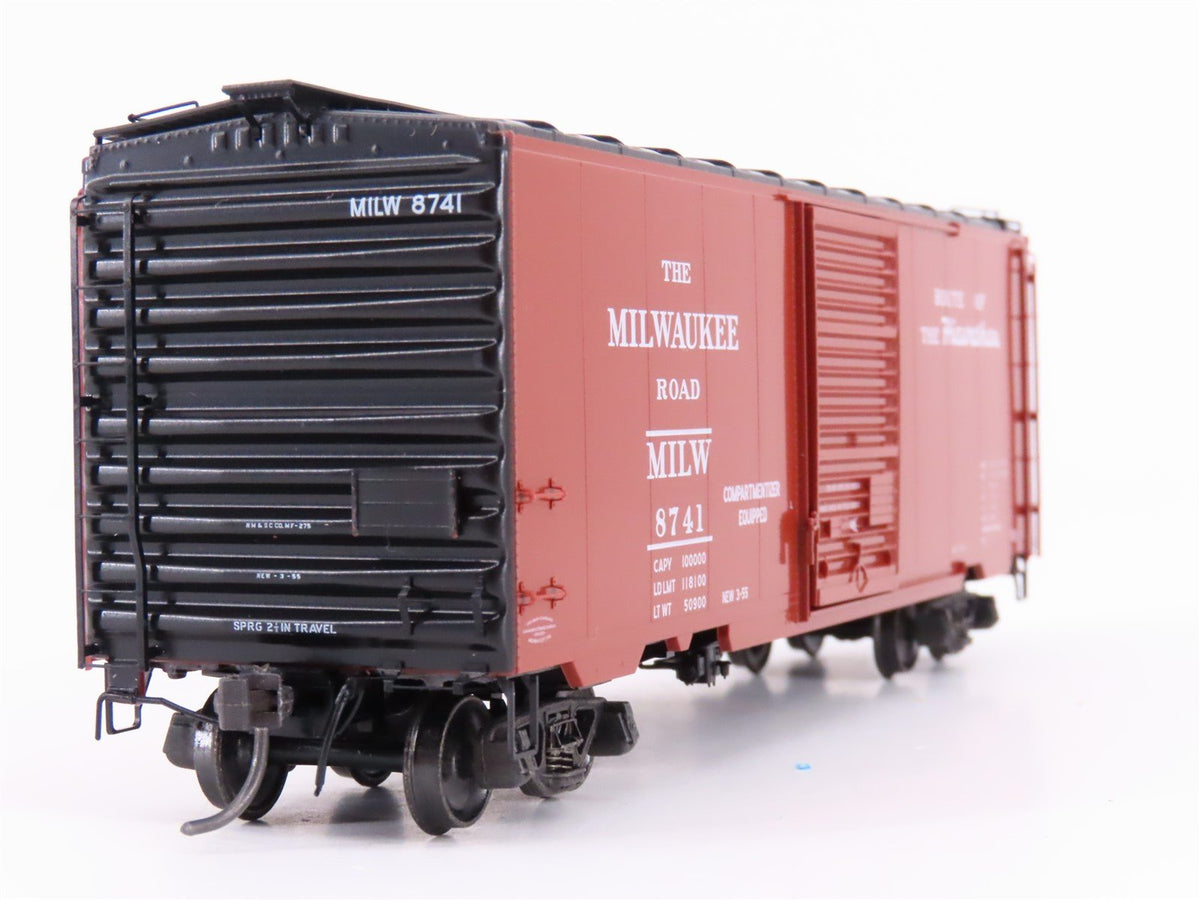 HO Scale Kadee 4908 MILW Route of the Hiawathas 40&#39; Single Door Box Car #8741