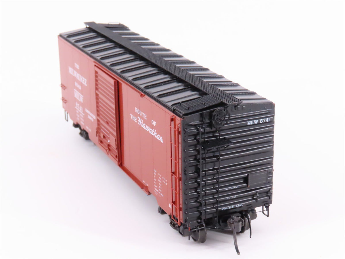 HO Scale Kadee 4908 MILW Route of the Hiawathas 40&#39; Single Door Box Car #8741