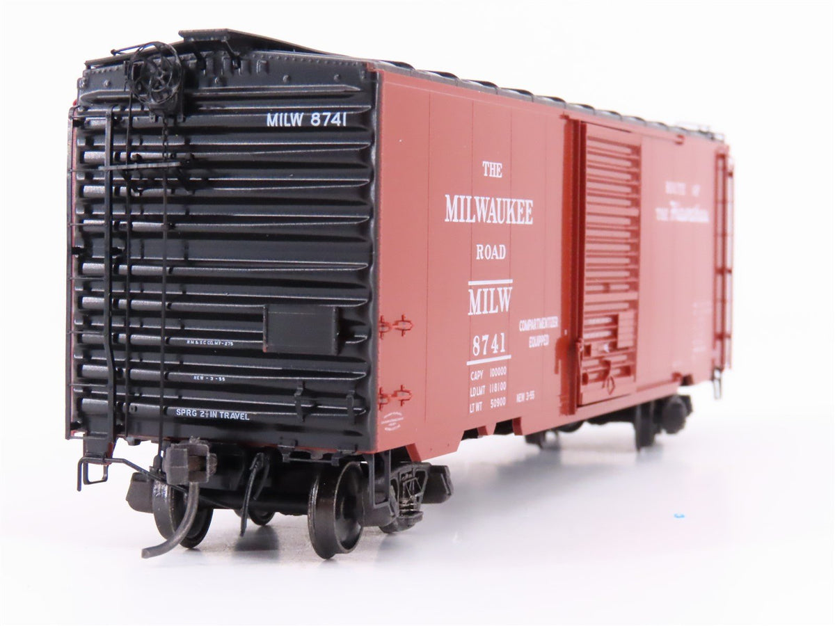 HO Scale Kadee 4908 MILW Route of the Hiawathas 40&#39; Single Door Box Car #8741