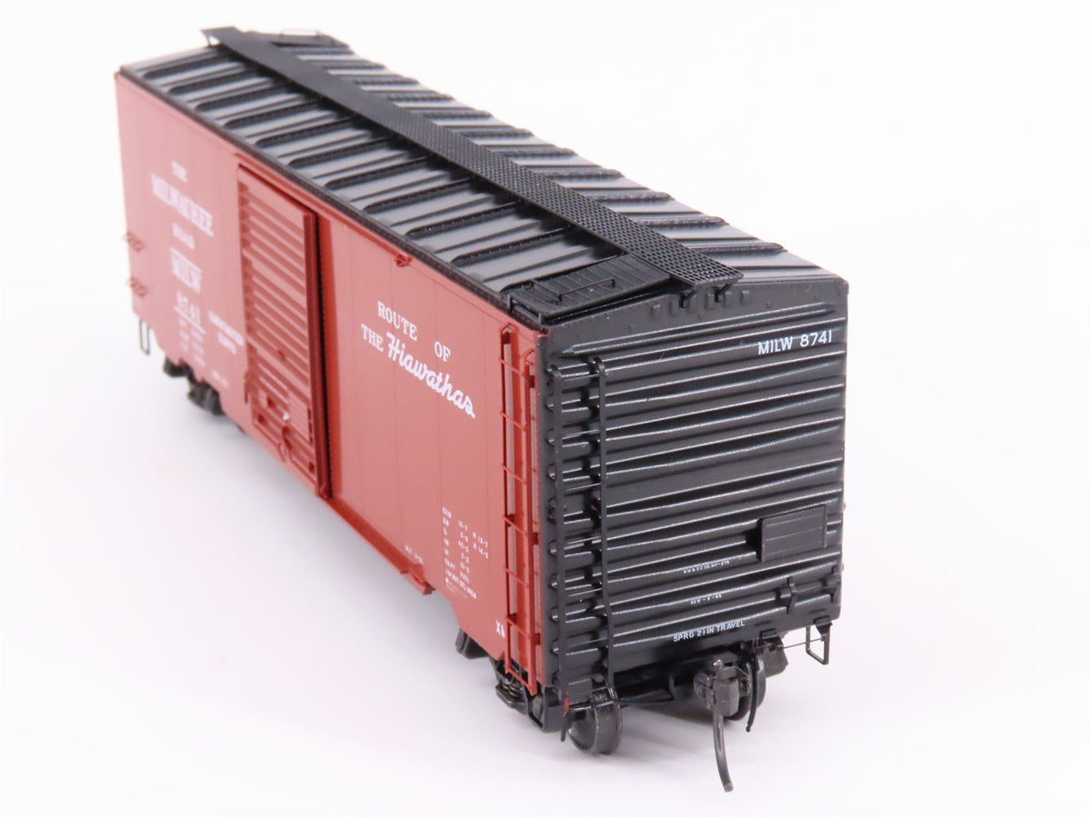 HO Scale Kadee 4908 MILW Route of the Hiawathas 40&#39; Single Door Box Car #8741