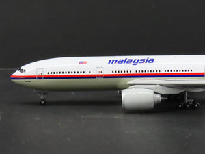 1:400 Dragon Wings 55027 Die-Cast Malaysia Air Boeing 777-212 Airliner 9M-MRA