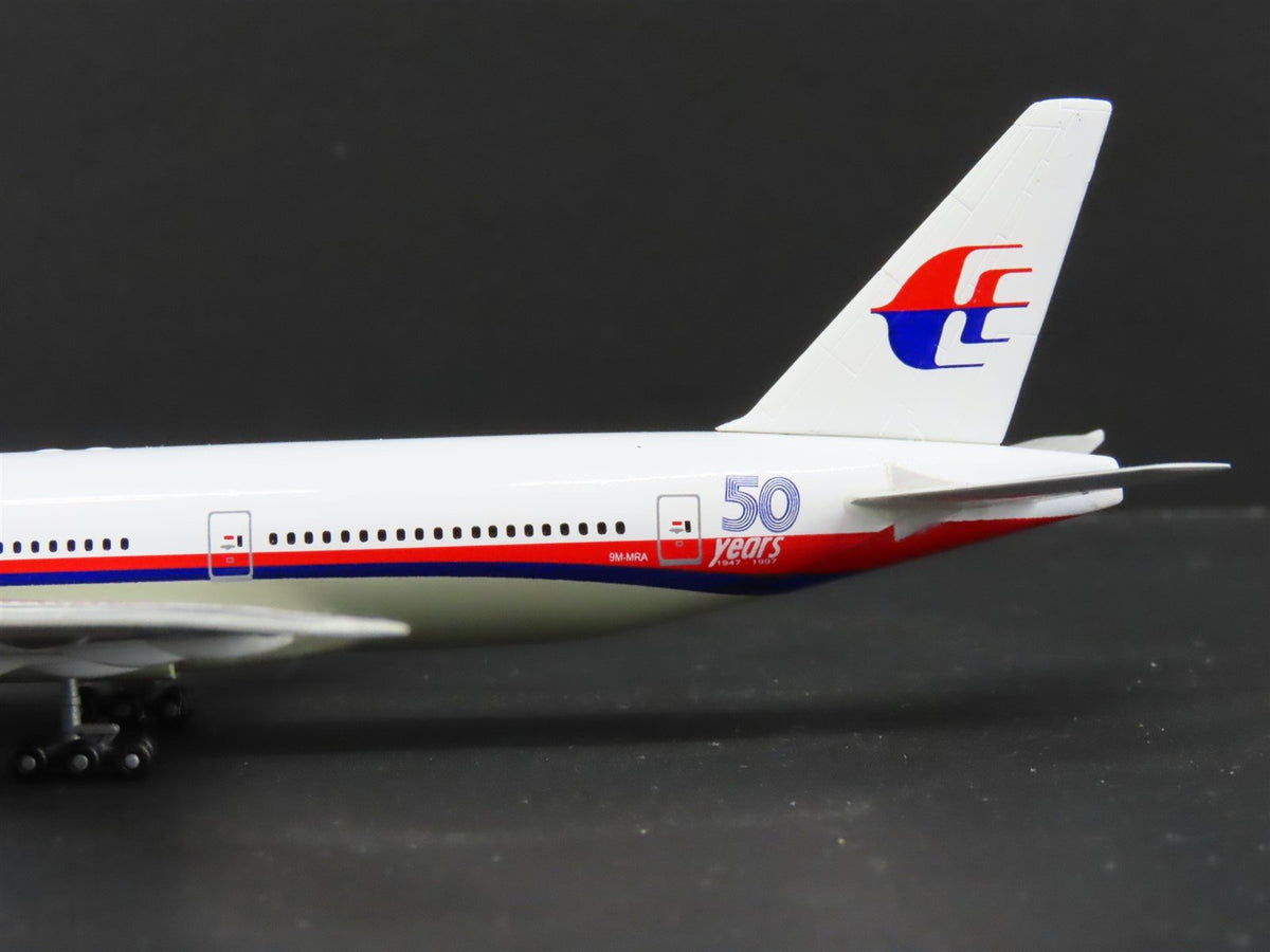 1:400 Dragon Wings 55027 Die-Cast Malaysia Air Boeing 777-212 Airliner 9M-MRA