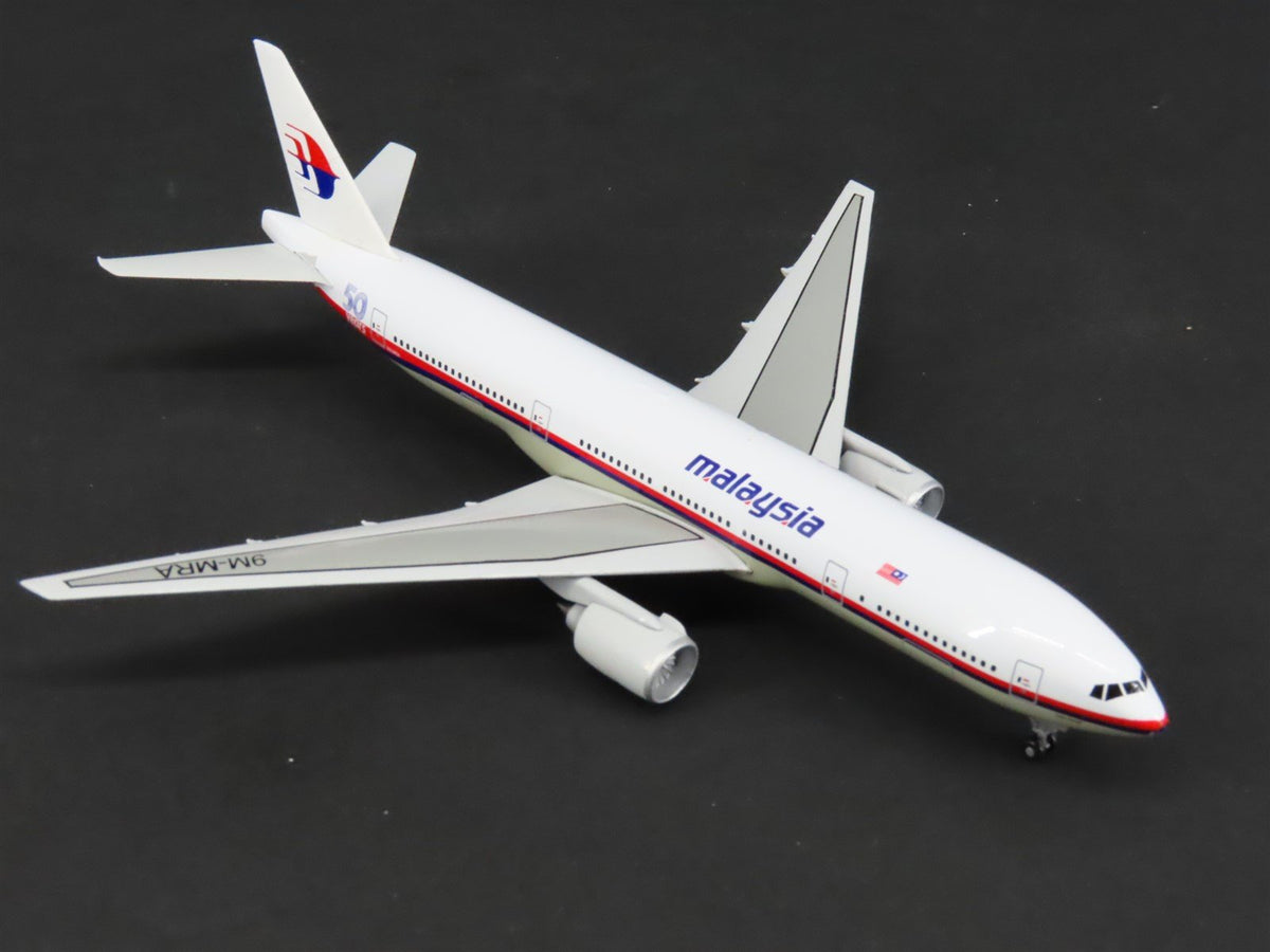 1:400 Dragon Wings 55027 Die-Cast Malaysia Air Boeing 777-212 Airliner 9M-MRA