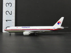 1:400 Dragon Wings 55027 Die-Cast Malaysia Air Boeing 777-212 Airliner 9M-MRA