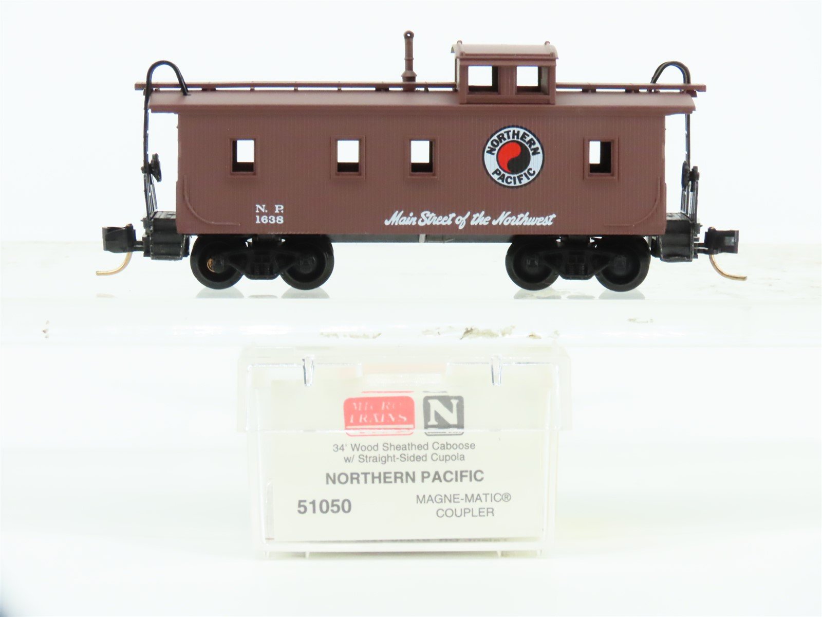 N Scale Micro-Trains MTL 51050 NP Northern Pacific 34' Wood Caboose #1638