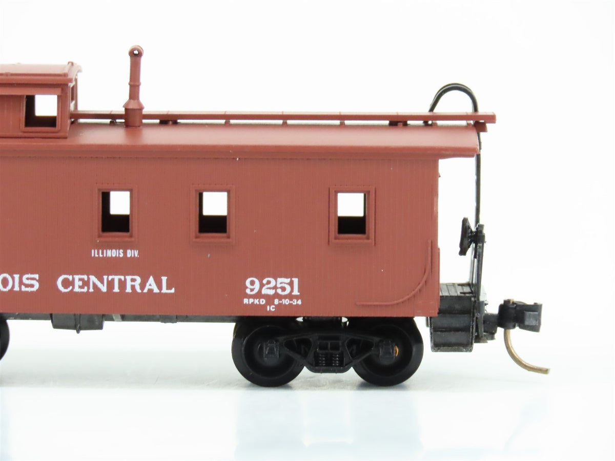 N Scale Micro-Trains MTL 50030 IC Illinois Central 34&#39; Wood Caboose #9251