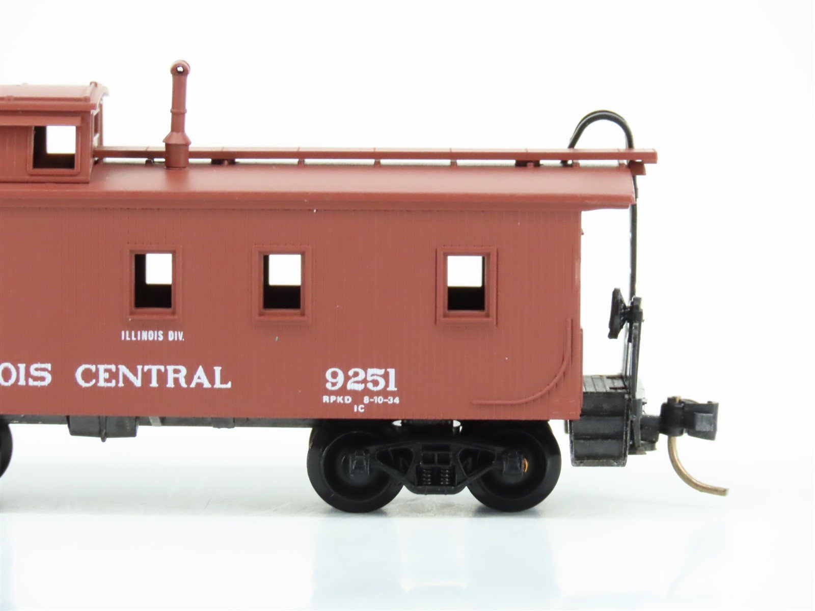 N Scale Micro-Trains MTL 50030 IC Illinois Central 34' Wood Caboose #9251