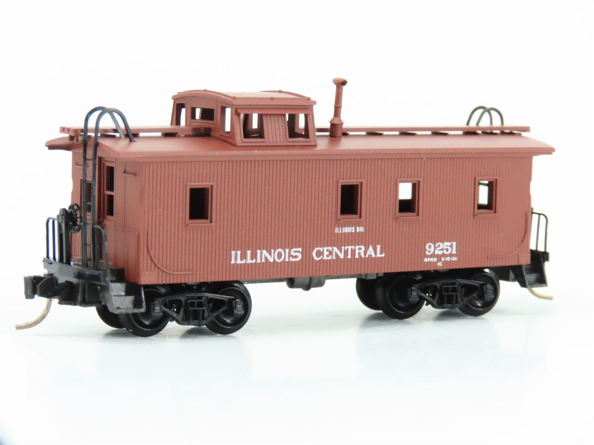 N Scale Micro-Trains MTL 50030 IC Illinois Central 34&#39; Wood Caboose #9251