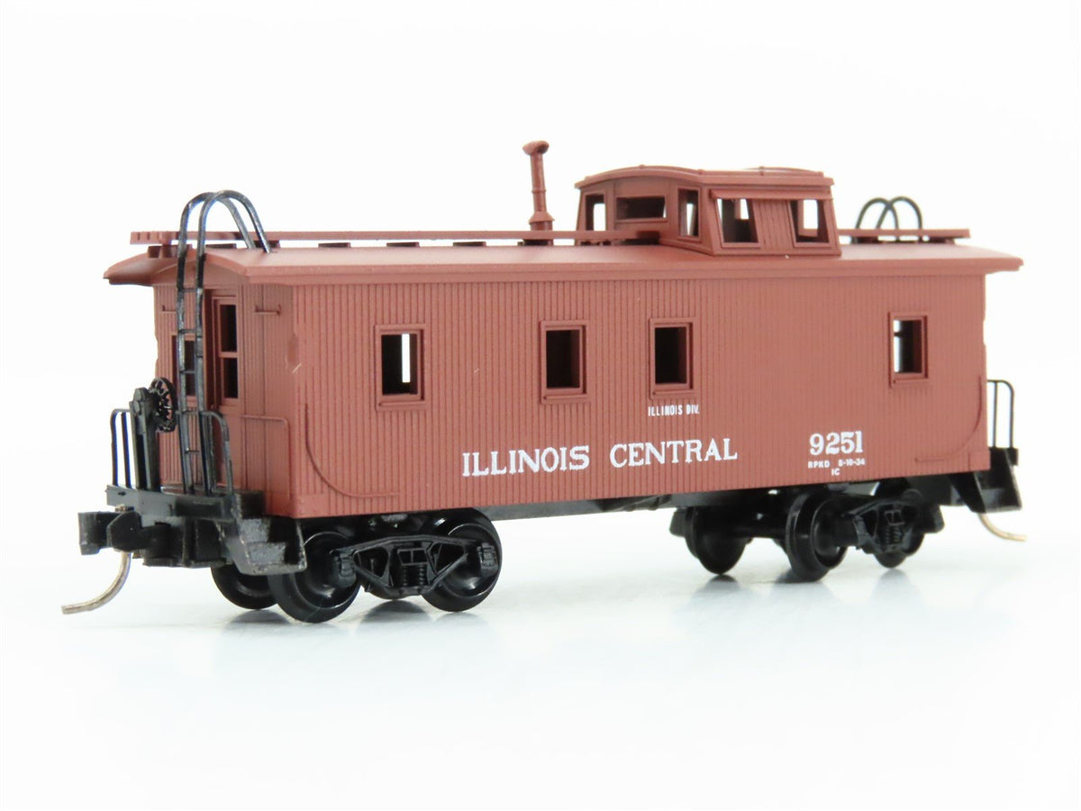 N Scale Micro-Trains MTL 50030 IC Illinois Central 34&#39; Wood Caboose #9251