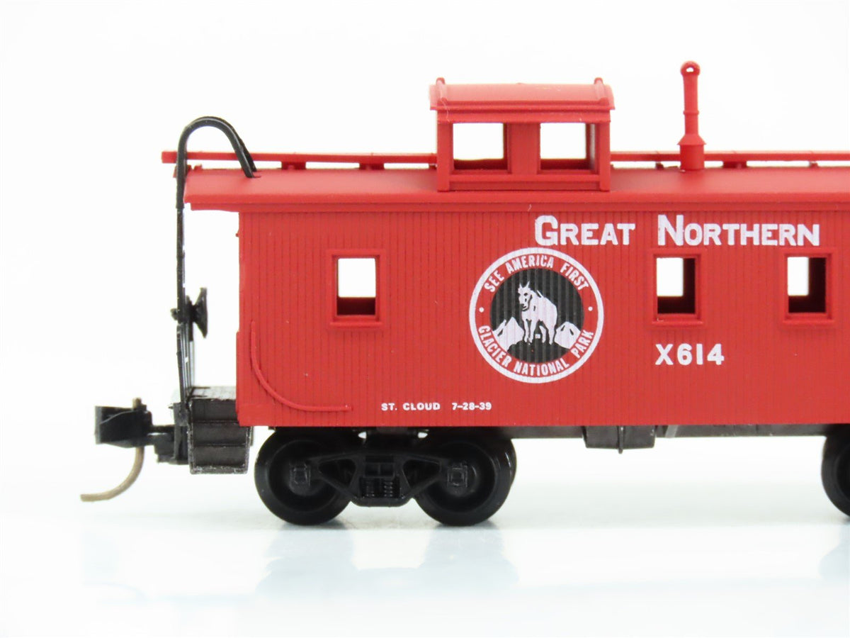 N Scale Micro-Trains MTL 51110 GN Great Northern Railroad 34&#39; Wood Caboose #X614