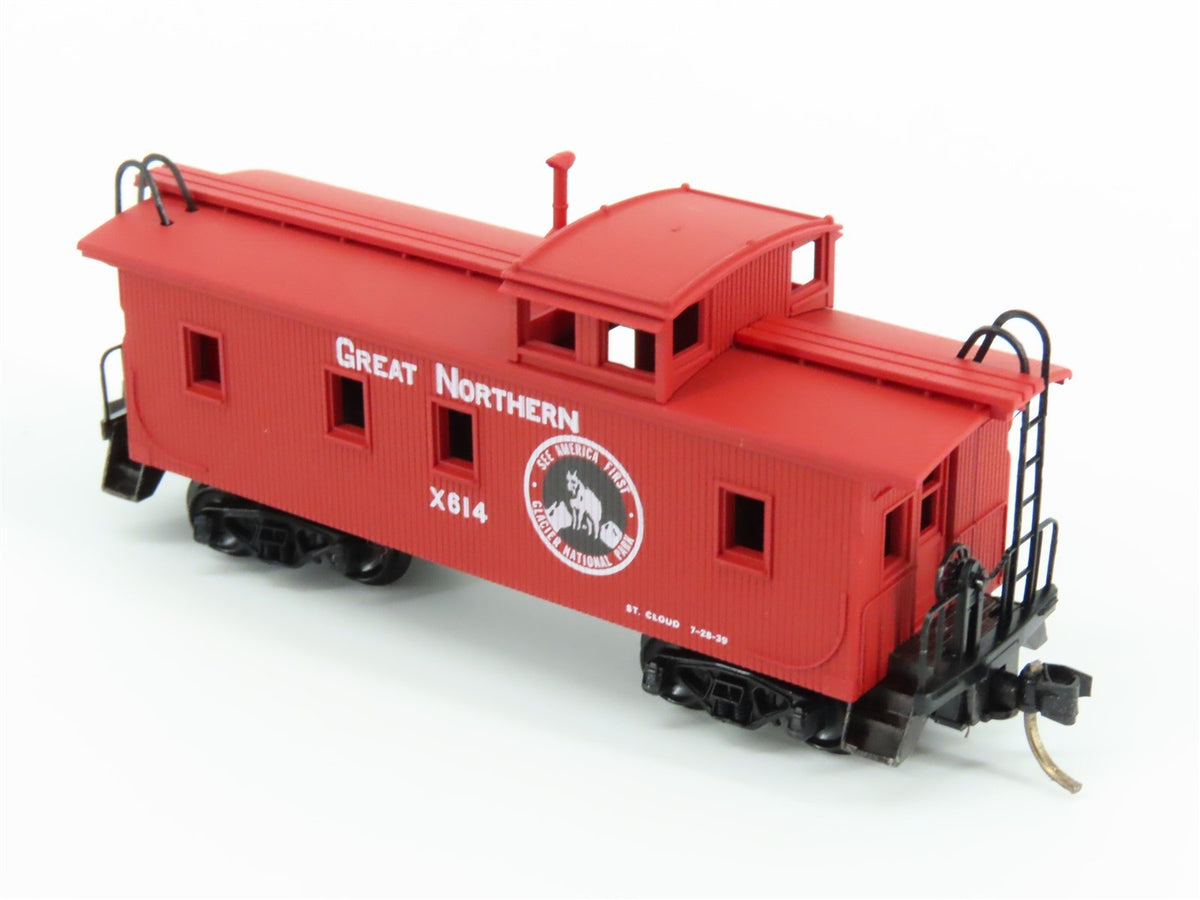 N Scale Micro-Trains MTL 51110 GN Great Northern Railroad 34&#39; Wood Caboose #X614